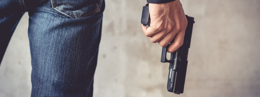 Lei de armas: imagem de mão masculina segurando revolver