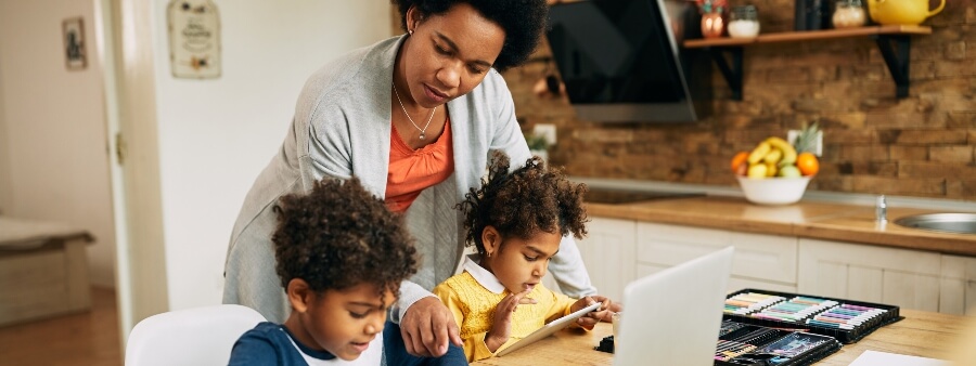 homeschooling: mãe e filhos estudando em casa