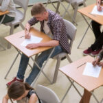 Repescagem OAB: estudantes fazendo prova em sala