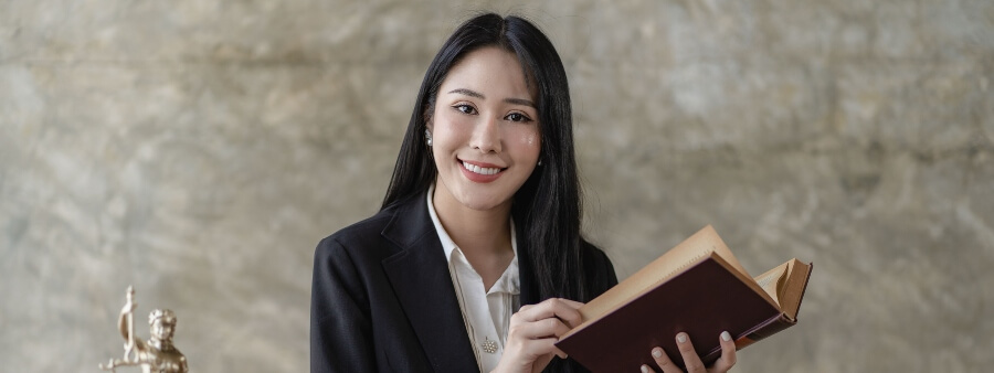 causas repetitivas: mulher segurando livro e sorrindo