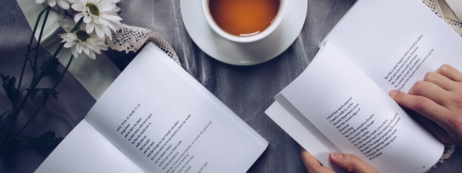 como manter a calma: xícara de chá e livro sobre mesa