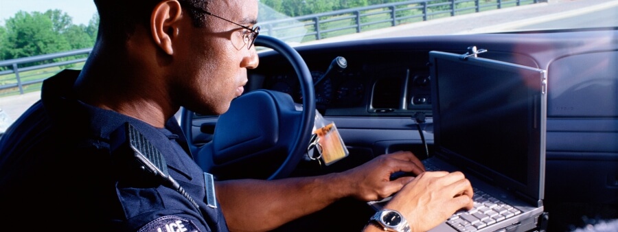 Concurso Polícia Civil: policial trabalha em seu carro