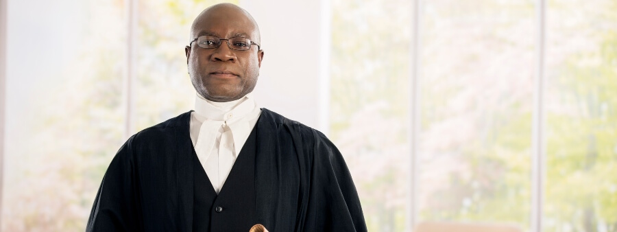 Juiz do Trabalho: imagem homem com vestimentas de juiz